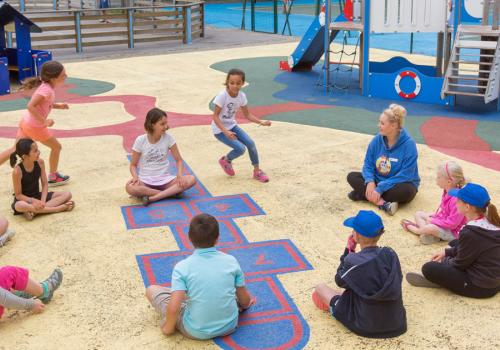 Marelle à l'air de jeux au camping Les Pierres Couchées