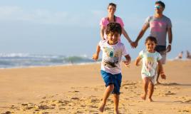 Famille sur la plage proche du camping Les Oyats